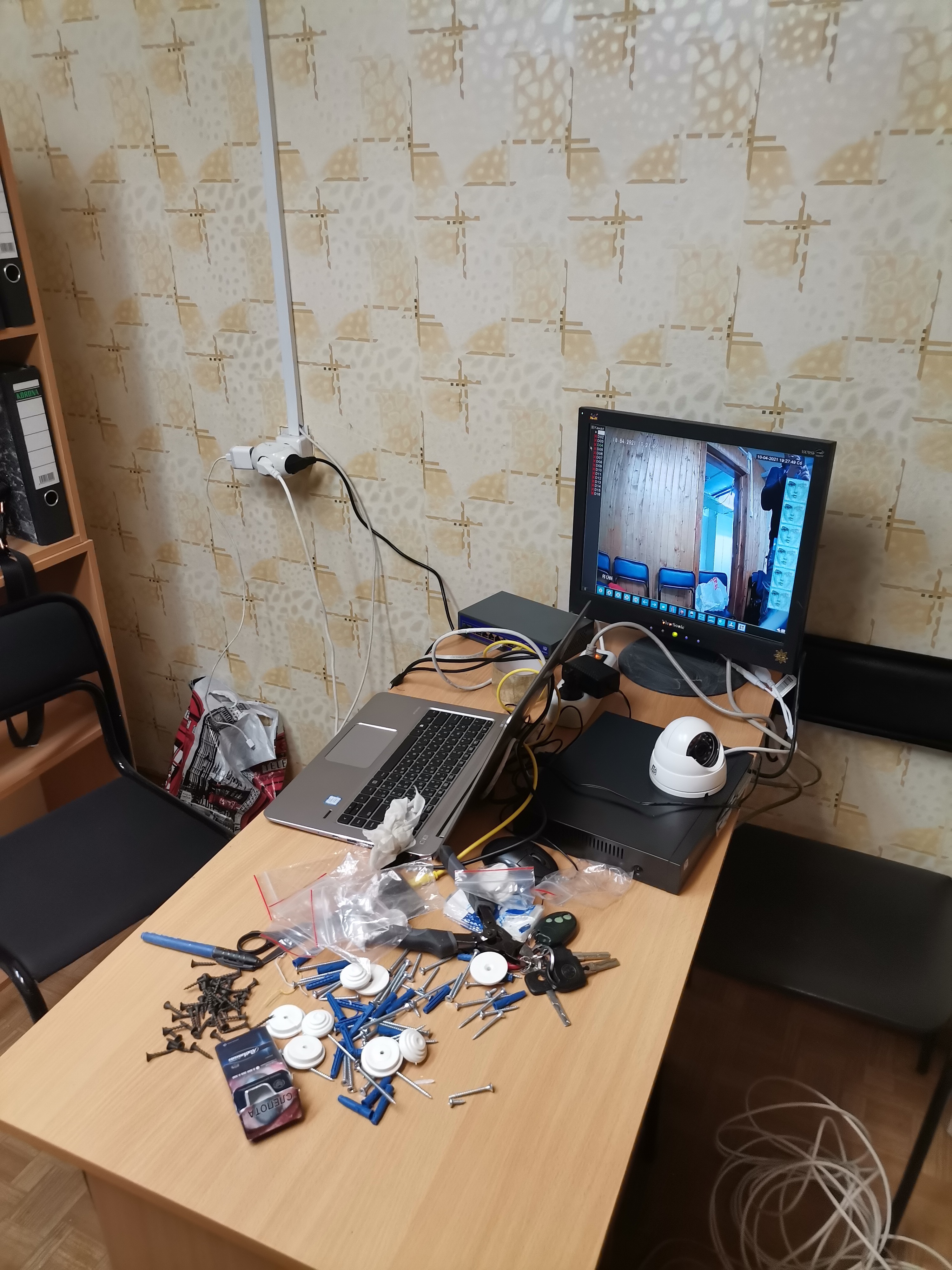 Настройка системы видеонаблюдения - рабочее место с монитором и оборудованием