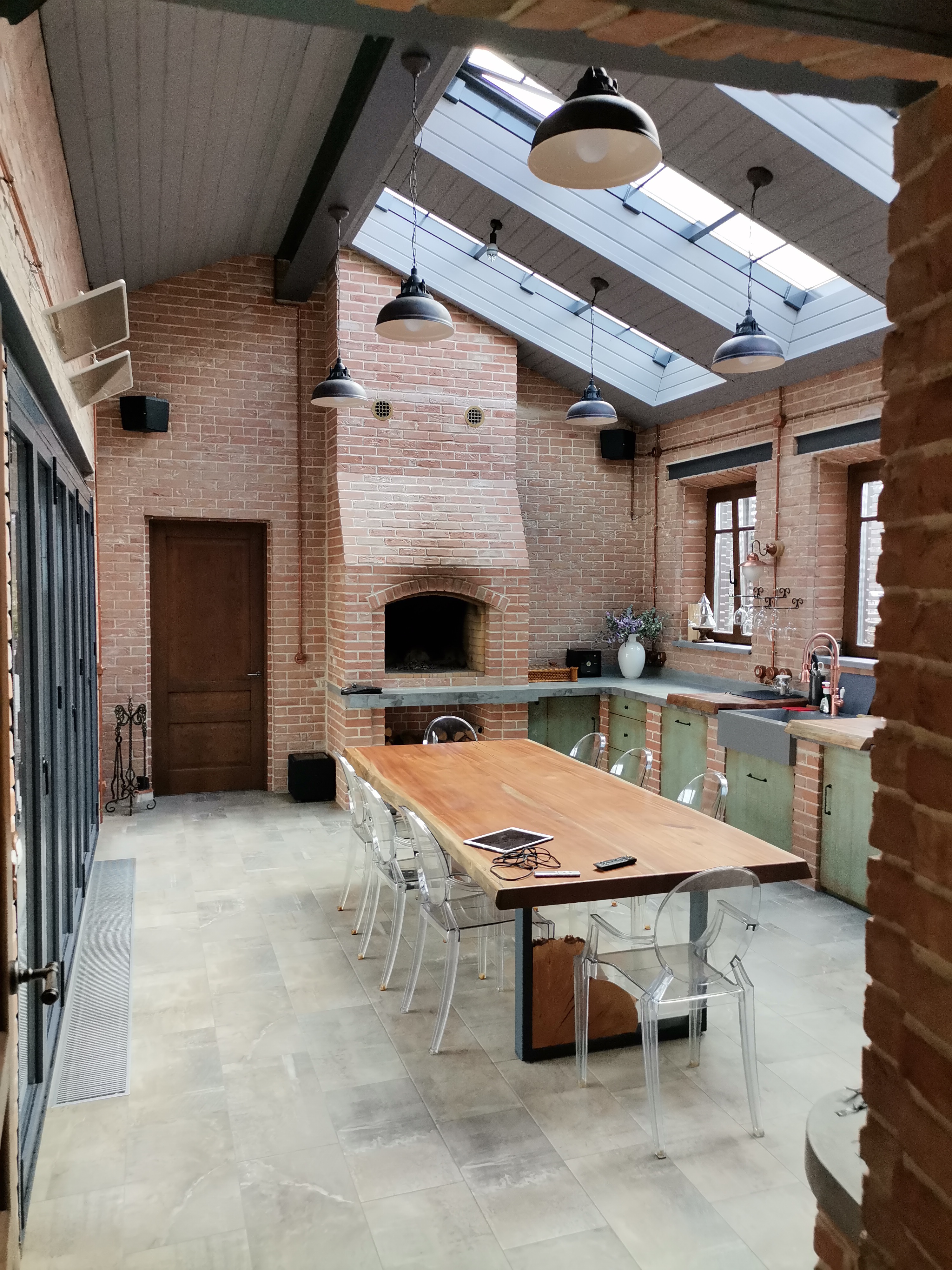 Монтаж IP-камер в частном доме - кухня-гостиная с панорамными окнами