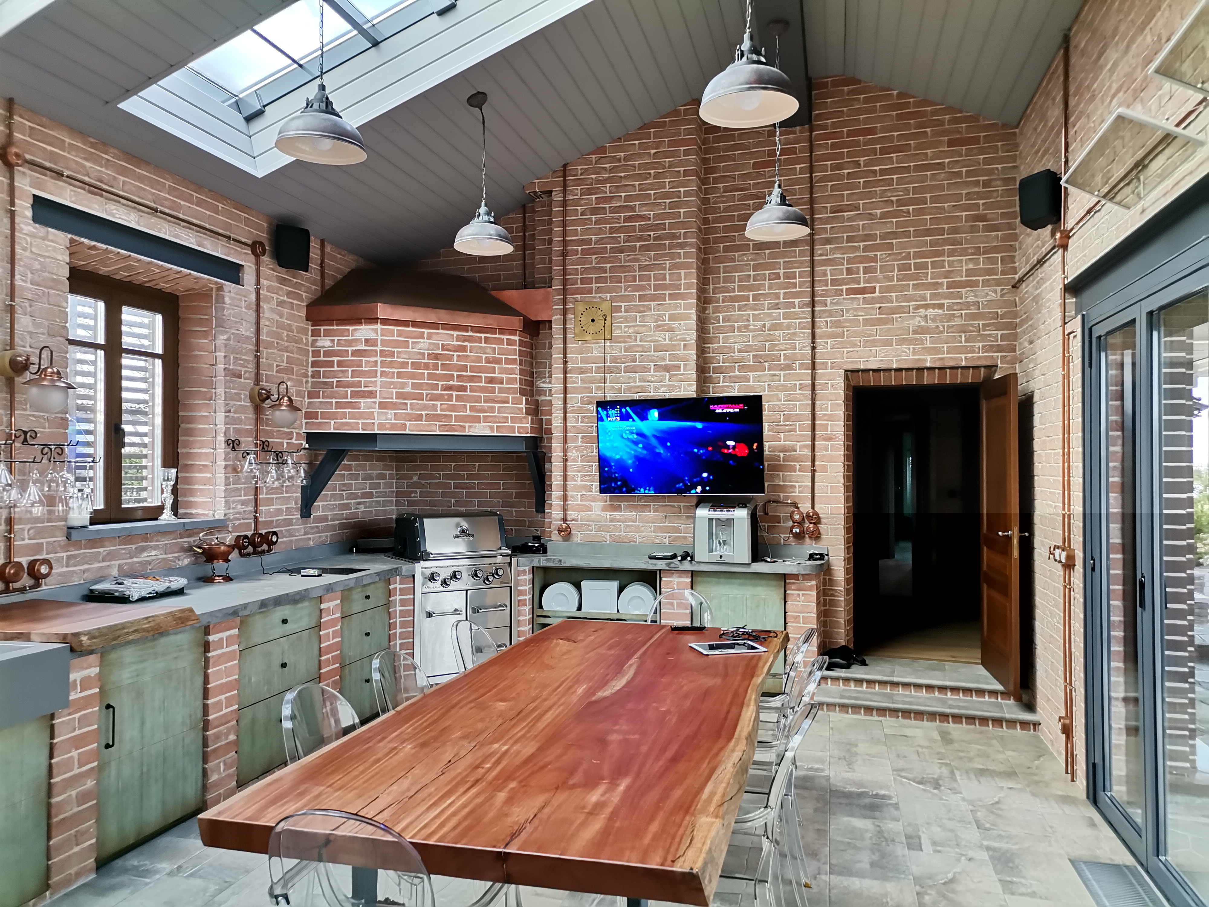 Установка видеонаблюдения в загородном доме с кирпичной отделкой - система камер и мониторинга